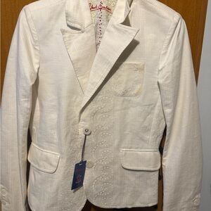 Elegant White Blazer by [Brand]